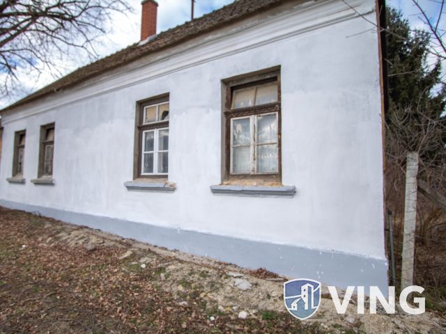 Több mint 100 éves ház új lakóit keresi Ortaházán!