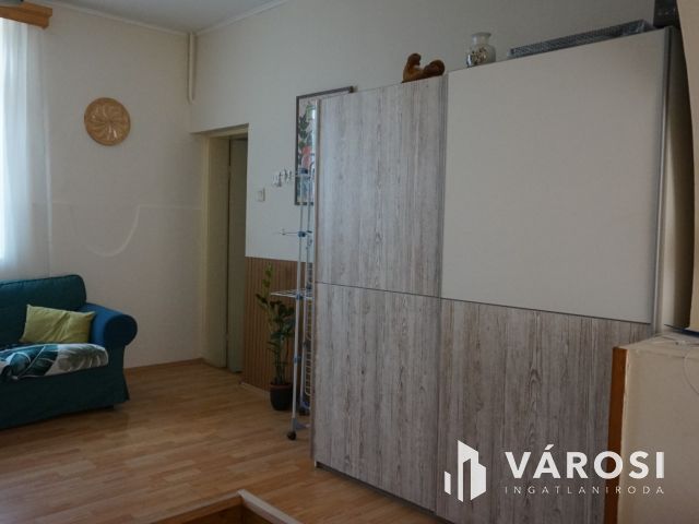Impozáns belvárosi lakás saját kertrésszel