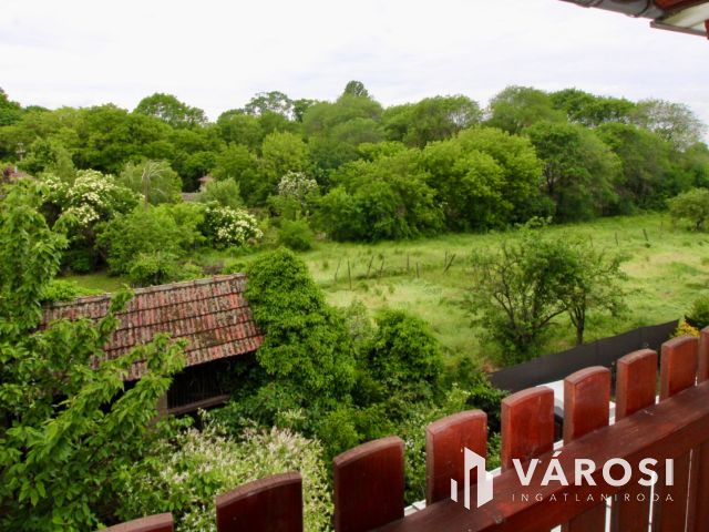 Újszerű, belső kétszintes modern lakás eladó Deszken