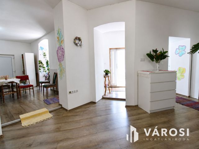 Karakteres családi ház nagy terekkel Enyingen