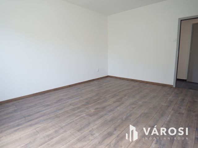 Berzsenyi utcában igényes, földszinti, erkélyes lakás