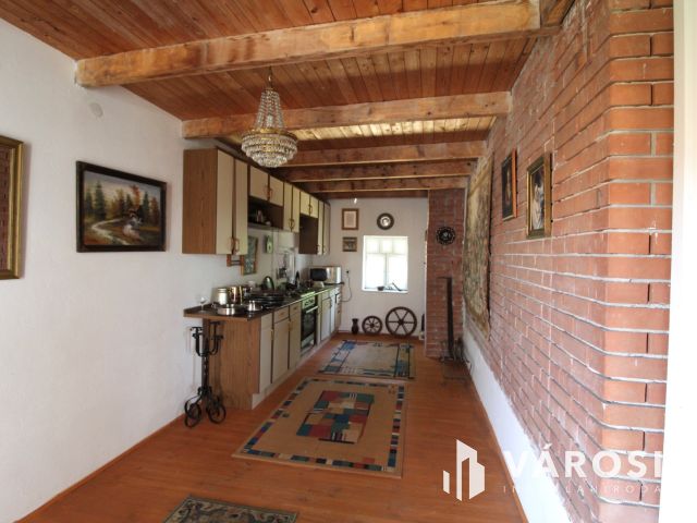 Kastélyjellegű birtok panorámával és saját vízparttal