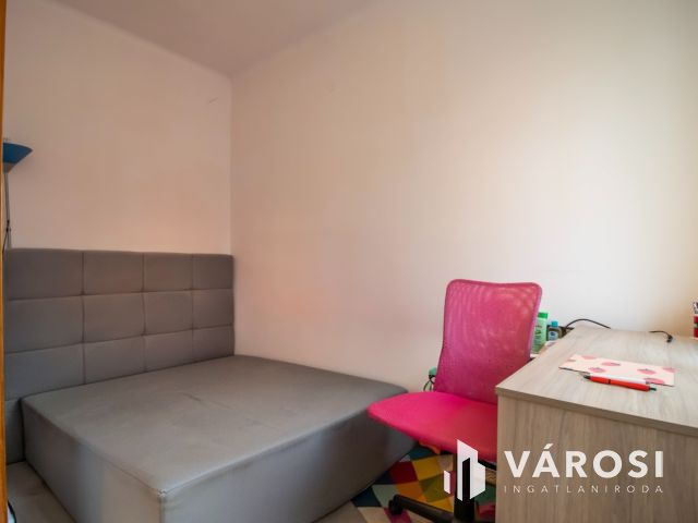 Öreghegyi nappali+3 szobás sorház, kis kerttel