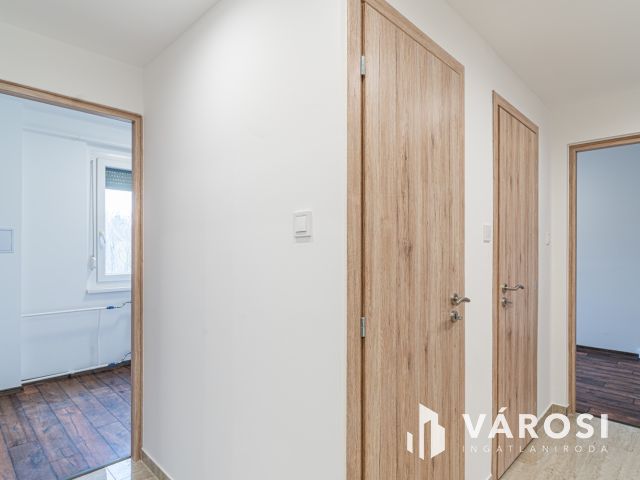 Amerikai konyhás nappalis teljesen felújított panel lakás