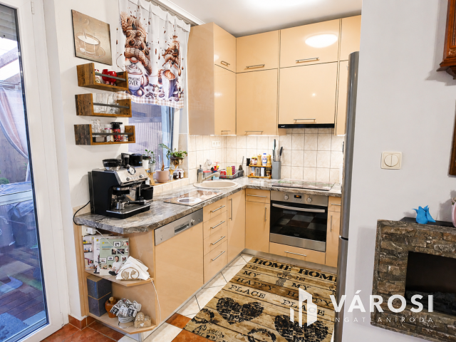 Igényes sorházi lakás saját kerttel Győr-Ménfőcsanakon