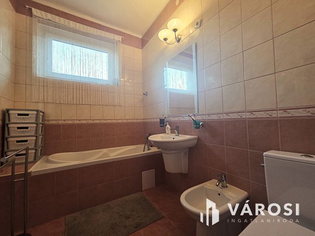 170 m²-es városi villa saját parkkal – a Károlyi telepen