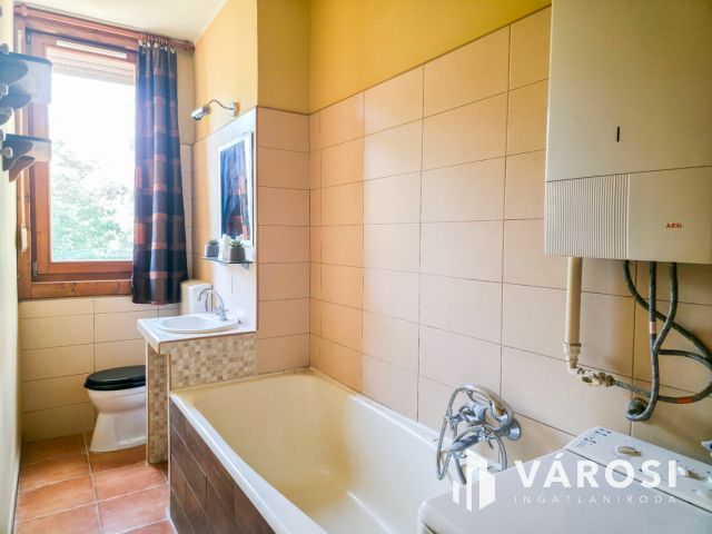 2. emelet, 2 szoba, erkély- a Kazinczyn